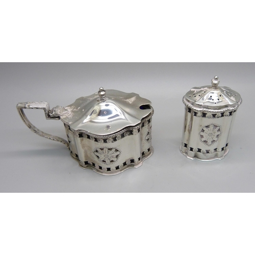 867 - A silver mustard pot with blue glass liner and a matching silver pepper pot, Birmingham 1973, 157g