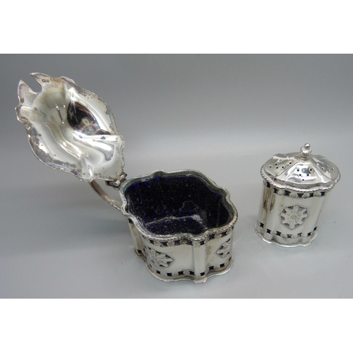 867 - A silver mustard pot with blue glass liner and a matching silver pepper pot, Birmingham 1973, 157g