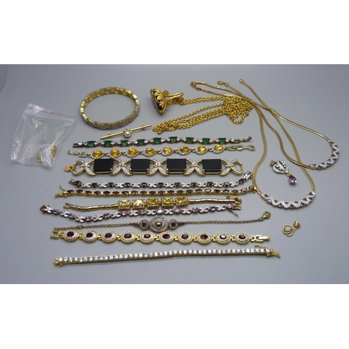 870 - A collection of gold tone jewellery