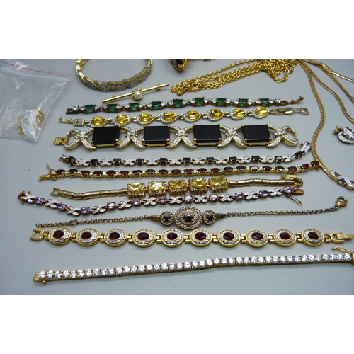 870 - A collection of gold tone jewellery