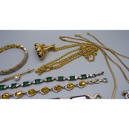 870 - A collection of gold tone jewellery