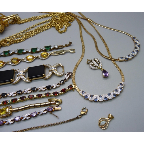 870 - A collection of gold tone jewellery