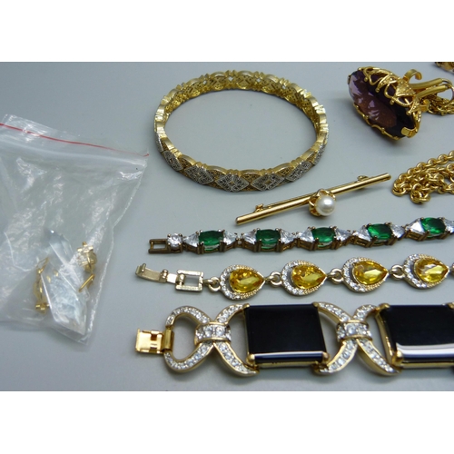 870 - A collection of gold tone jewellery