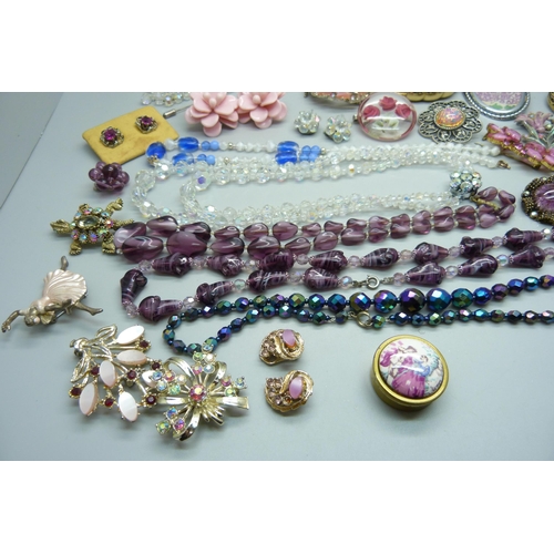 871 - A collection of costume jewellery and a compact, etc.