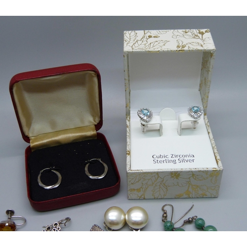 880 - A pair of 9ct white gold earrings, 0.5g, and assorted silver earrings