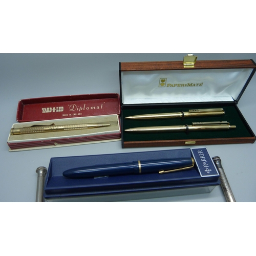 885 - A 14ct gold nibbed Parker pen, rolled-gold Yard-O-Led pencil, gold filled Eversharp pencil and other... 