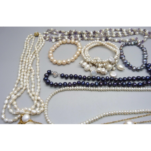 907 - Baroque and freshwater pearl necklets and bracelets