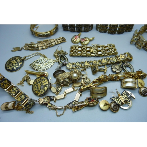 910 - A collection of Toledo jewellery