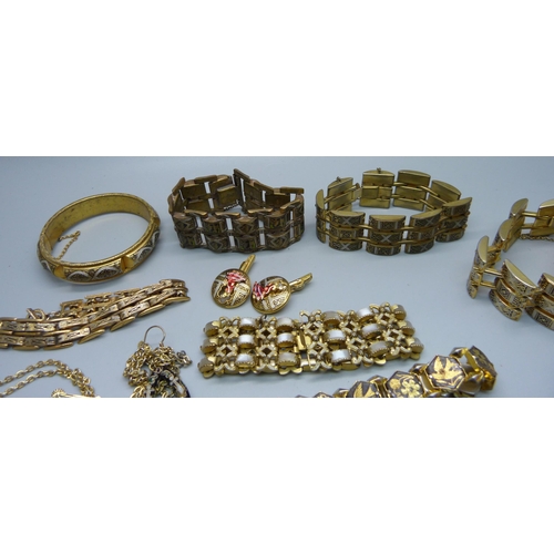 910 - A collection of Toledo jewellery