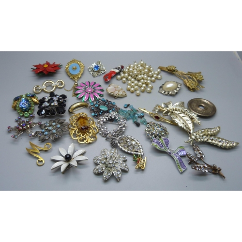 913 - Thirty costume brooches