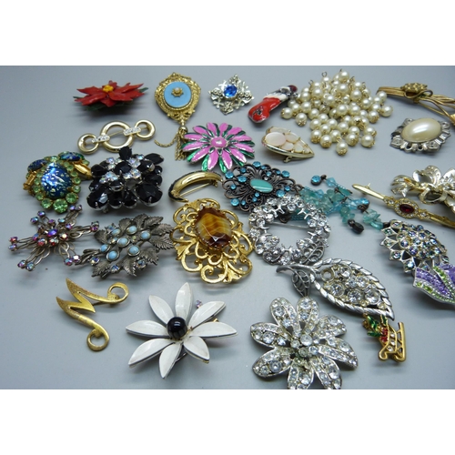 913 - Thirty costume brooches