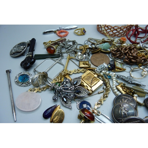 916 - A set of buttons, W. Dowler, Birmingham, rings, cufflinks, bangle and other jewellery