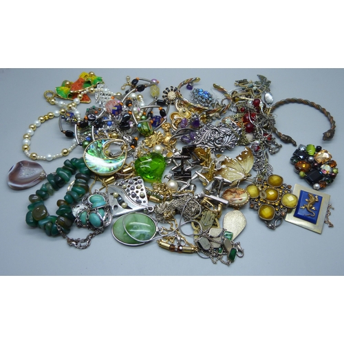 917 - A bag of costume jewellery, cufflinks, etc.