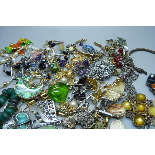 917 - A bag of costume jewellery, cufflinks, etc.