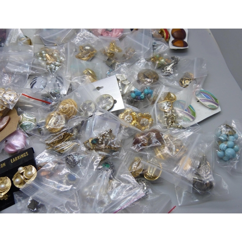 918 - One hundred pairs of clip-on earrings