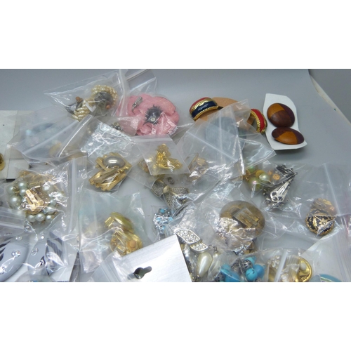 918 - One hundred pairs of clip-on earrings