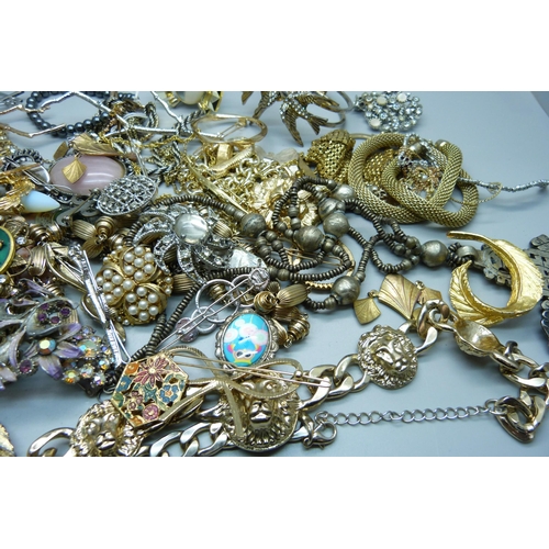 920 - A bag of assorted costume jewellery