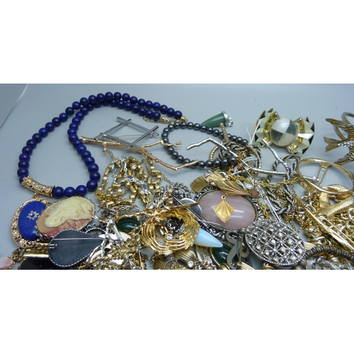 920 - A bag of assorted costume jewellery