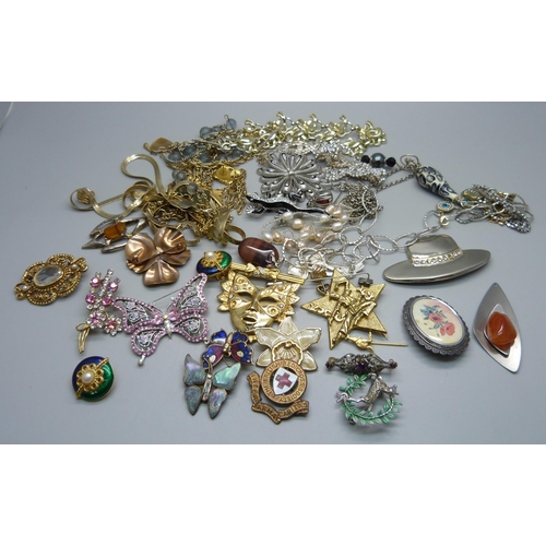 921 - A bag of gold tone, plated and other costume jewellery