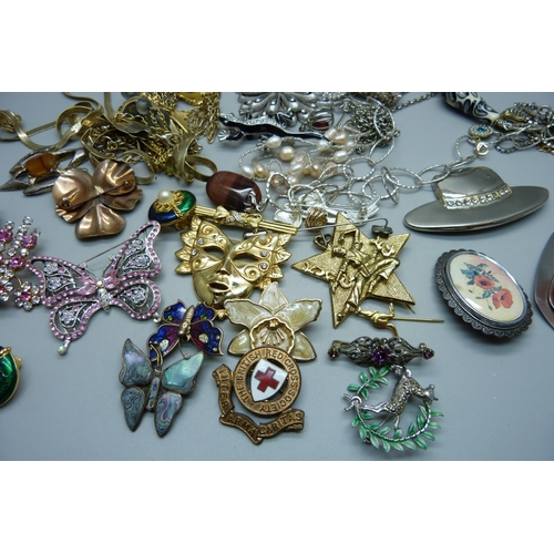 921 - A bag of gold tone, plated and other costume jewellery