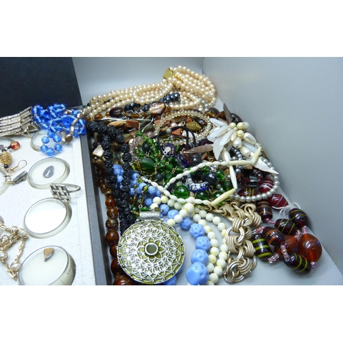 922 - Assorted bead necklaces including Murano and a boxed set of gemstones, Treasures of the Earth