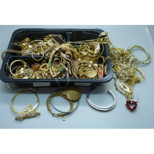 924 - Gold tone jewellery