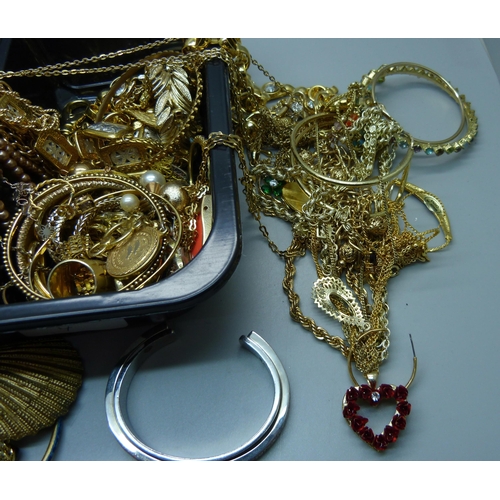 924 - Gold tone jewellery