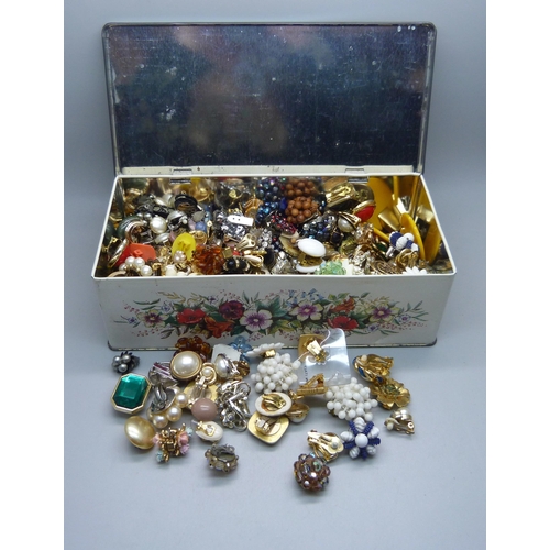 928 - Over 150 pairs of vintage clip-on earrings