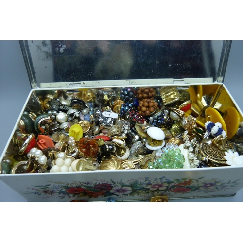 928 - Over 150 pairs of vintage clip-on earrings