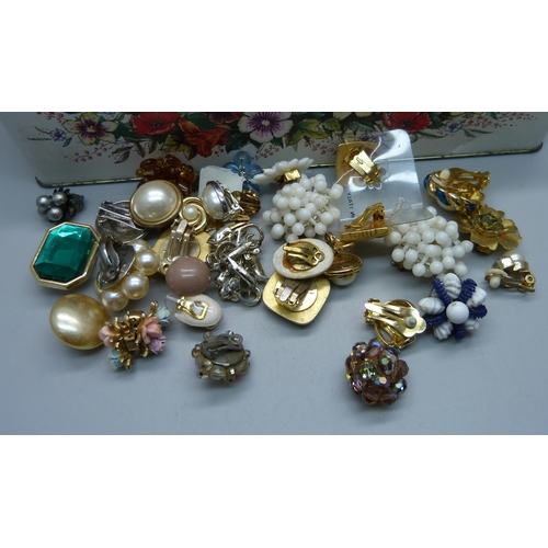 928 - Over 150 pairs of vintage clip-on earrings