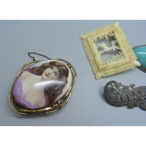 947 - Five vintage brooches, including a Victorian name brooch and an Italian micro-mosaic brooch