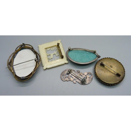 947 - Five vintage brooches, including a Victorian name brooch and an Italian micro-mosaic brooch