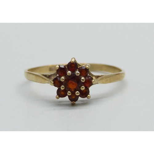 953 - A 9ct gold and garnet cluster ring, 1.4g, S