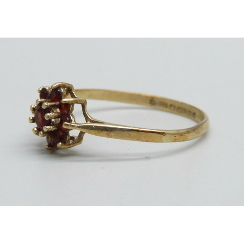 953 - A 9ct gold and garnet cluster ring, 1.4g, S