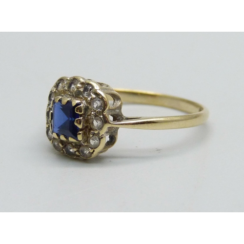 958 - A 9ct gold, paste blue and white stone cluster ring, 1.4g, M