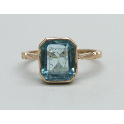 960 - A 9ct gold and blue stone ring, 2g, J