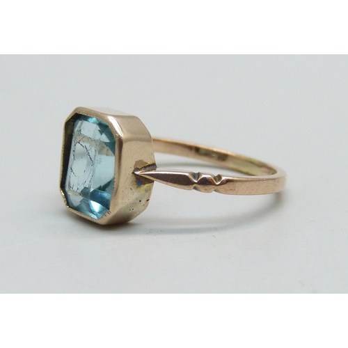 960 - A 9ct gold and blue stone ring, 2g, J