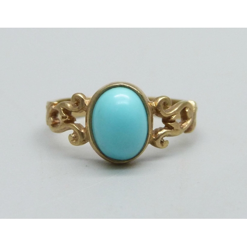 961 - A 9ct gold and turquoise ring with pierced shoulders, 1.7g, J