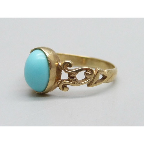 961 - A 9ct gold and turquoise ring with pierced shoulders, 1.7g, J