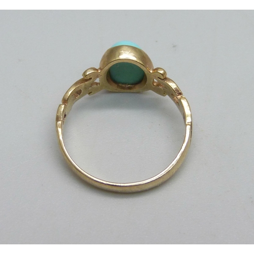 961 - A 9ct gold and turquoise ring with pierced shoulders, 1.7g, J