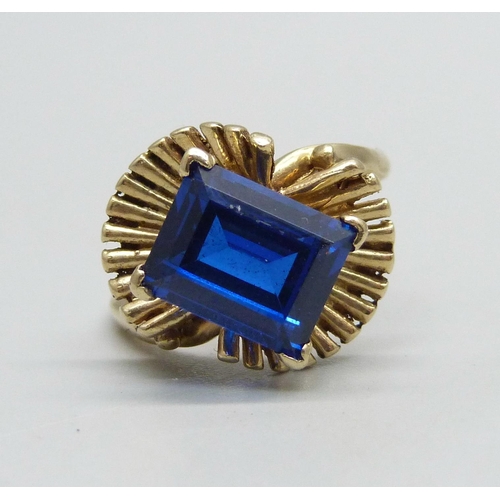 964 - A 14ct gold and blue stone designer style ring, 4.8g, N