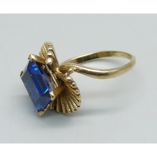 964 - A 14ct gold and blue stone designer style ring, 4.8g, N