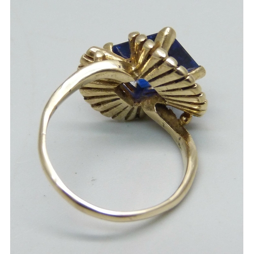 964 - A 14ct gold and blue stone designer style ring, 4.8g, N