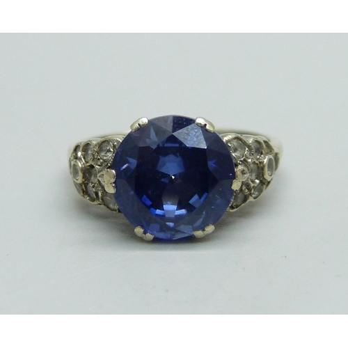 968 - A 9ct white gold and blue stone ring, 5.1g, O, possibly tanzanite