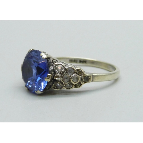 968 - A 9ct white gold and blue stone ring, 5.1g, O, possibly tanzanite