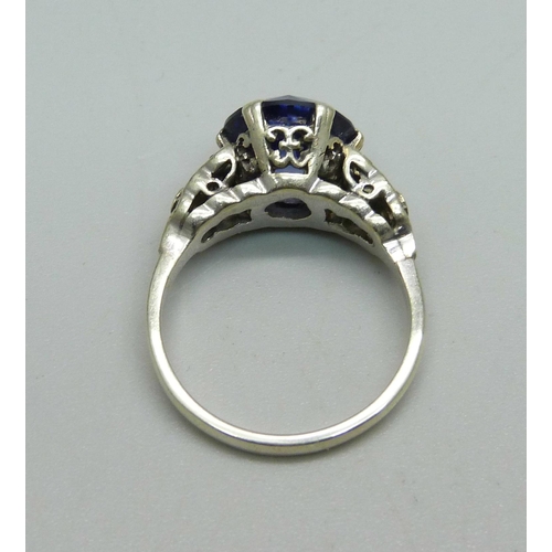 968 - A 9ct white gold and blue stone ring, 5.1g, O, possibly tanzanite