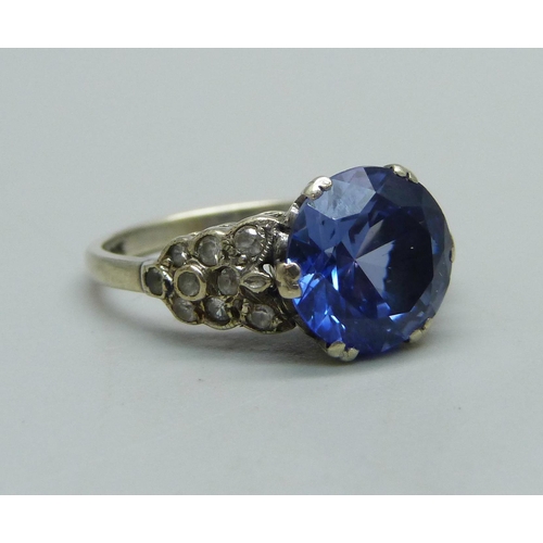 968 - A 9ct white gold and blue stone ring, 5.1g, O, possibly tanzanite