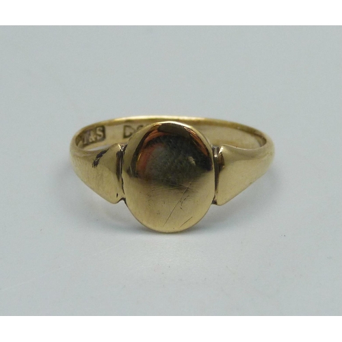 969 - A small 9ct gold signet ring, Chester 1897, 2.2g, M/N