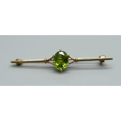 971 - A 9ct gold and peridot brooch, 2.8g