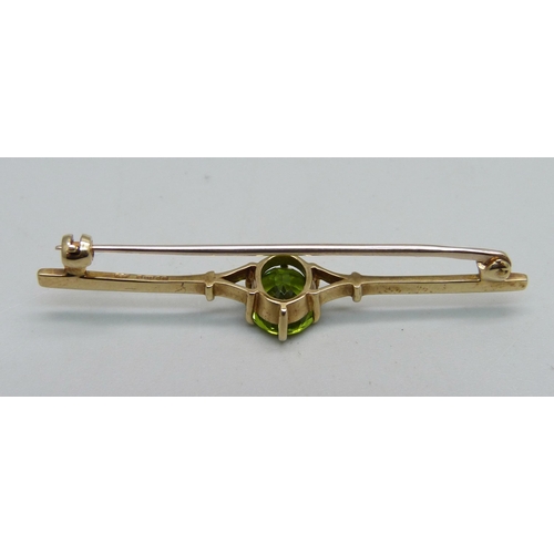 971 - A 9ct gold and peridot brooch, 2.8g